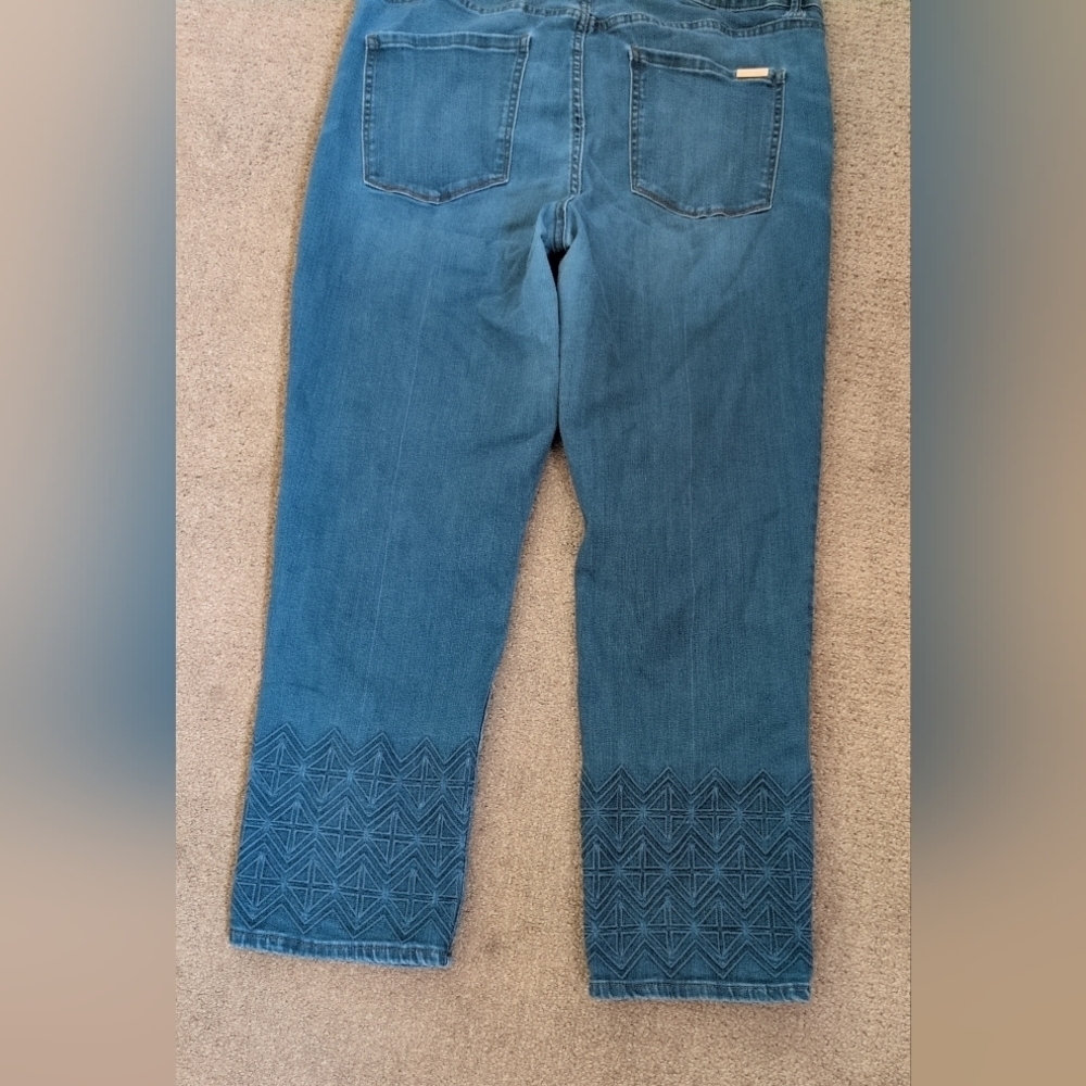 White House Black Market Slim Crop Laser Cut Hem High Waisted Everyday Soft Jean - Picture 4 of 9